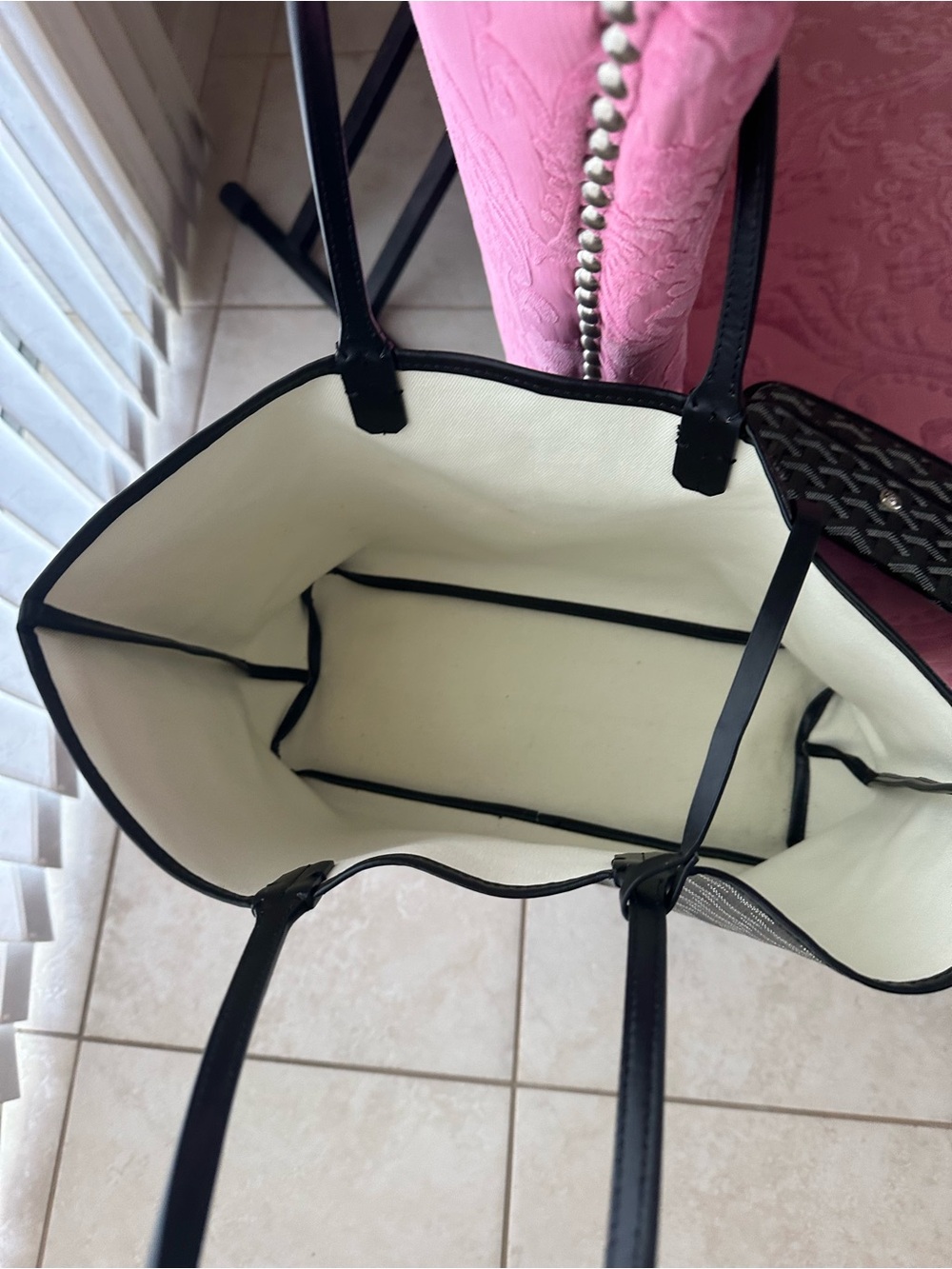 Classic Black Patterned Tote Bag - Stylish Everyday Carry - Picture 8 of 13